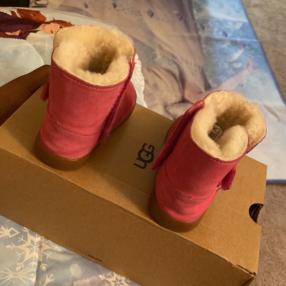 Uggs - Picture 2 of 2